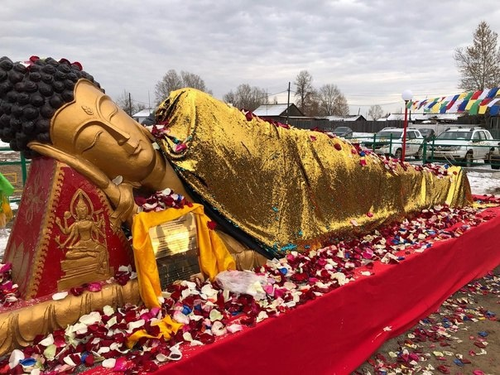 Будда Башкының овур-хевирин ыдыктаан