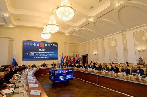 Россияның Президентизиниң федералдыг округтарда бүрүн эргелиг төлээлер институду 25 чылдаан юбилейин демдеглээн