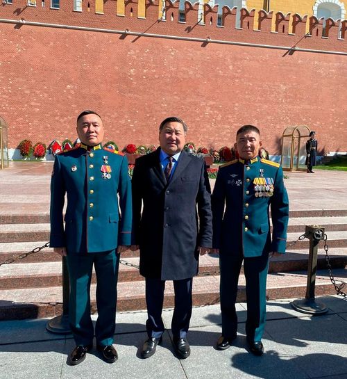 Төрээн чурттуң чүрээ Москвадан Россияның Маадырларынга изиг байыр!