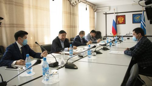 Владислав Ховалыг аныяк эмчиге дузалаар болган