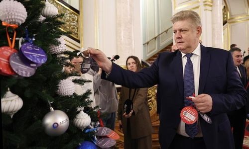 Анатолий Серышев «Күзелдер ёлказы» акция-биле Сибирь биле Донецкиниң уругларының Чаа чыл күзелдерин боттандырган