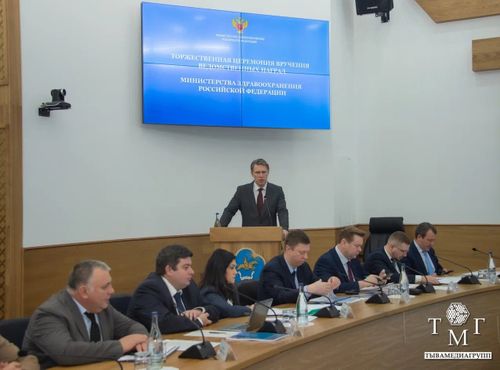 Михаил Мурашко Тываның эмнелге ажылдакчыларынга шаңналдарны тывыскан