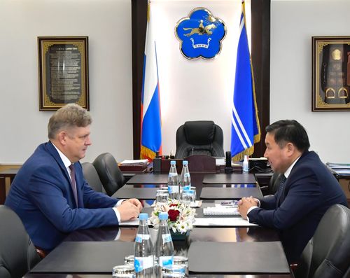 РФ-тиң Президентизиниң  СФО-да бүрүн эргелиг төлээзи Тывада келген 