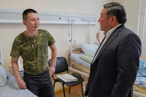 В. Ховалыг төп шериг эмнелгезинде эмнедип турар тускай шериг операциязының киржикчилеринге ужурашкан