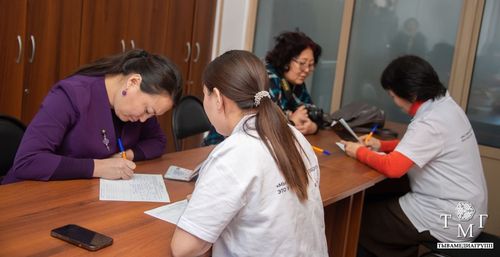 Волонтёрлар апарган