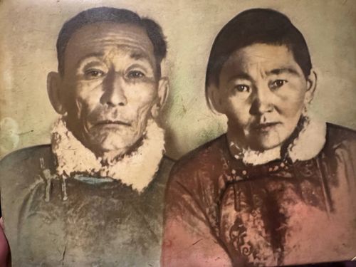 Эртемденнерни кайгаткан тыва лама