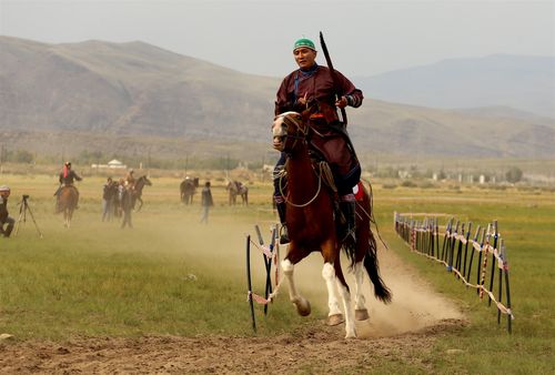 Аъттың сыр маңы-биле...