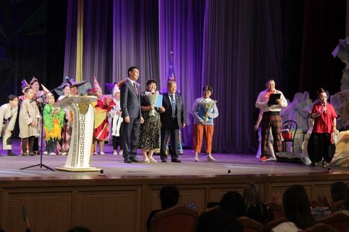 Кызылдың Бичии көрүкчү театры 60 харлаан!