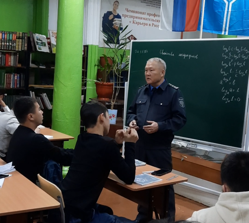 Аныяктар чер ажылын сонуургап турар