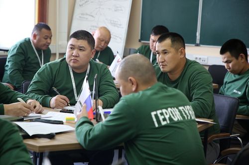 Тывада «Тываның маадырлары» кадрлар өөредир төлевилелдиң бирги өөредилге чадазы доозулган