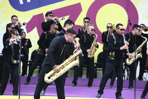 Тываның Чазааның Үрер хөгжүм оркестри новосибиржилерни кайгаткан