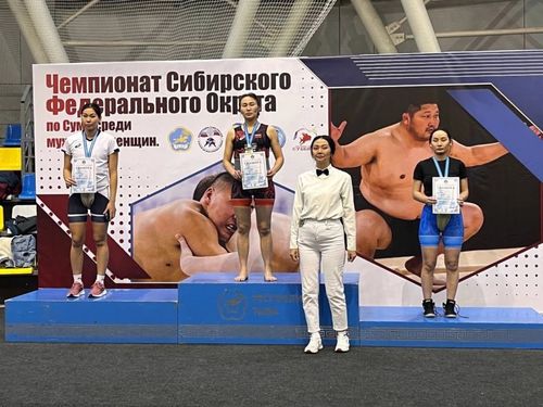 Сумо болгаш спортчу хүрештер