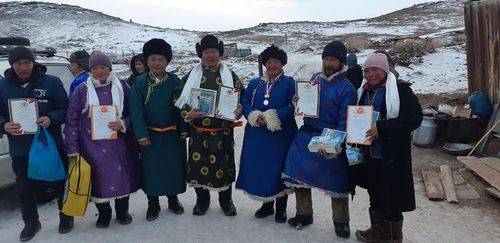 Өвүрге аът чарыштырып, шалбадап…