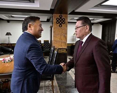 Моолдуң элчини-биле ужурашкан