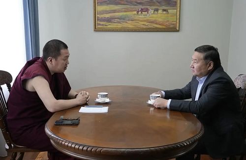 Тываның Баштыңы чаа соңгуттурган Камбы-лама-биле ужурашкан