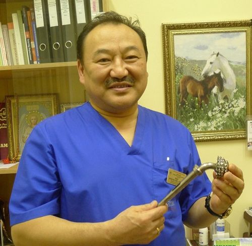 "Алдын холдуг" эмчи