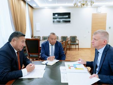 Владислав Ховалыг Россияның чырыдыышкын сайыдының оралакчызы Андрей Николаев-биле Тываның өөредилге инфраструктуразын хөгжүдерин сайгарып чугаалашкан