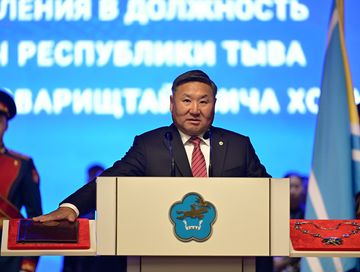 Владислав Ховалыгның Тываның Баштыңының албан-дужаалын хүлээнген байырлыг ёзулалы