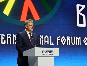 РФ-тиң Президентизиниң Сибирь федералдыг округта бүрүн эргелиг төлээзи Анатолий Серышев Бүгү-делегейниң үндезин чоннар форумунуң пленарлыг хуралынга к
