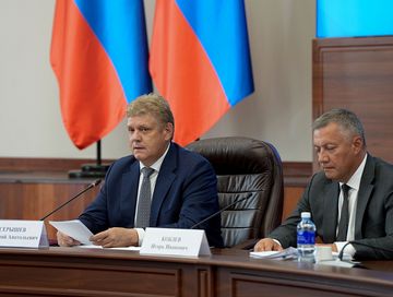 Анатолий Серышев Иркутск облазының 2026-2027 чылдың күскү-кышкы үезинге белеткелиниң талазы-биле хуралды эрттирген