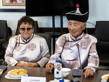 Чаагай чаңчылдарның кадагалакчылары-биле ужурашкан