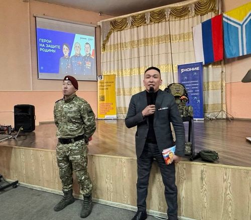 «Тываның маадырлары» программаның киржикчилери көдээ ажыл-агый техникумунуң сургуулдары-биле патриотчу ужуражылганы эрттирген