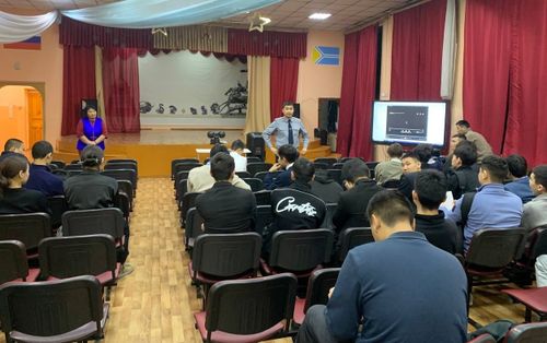 Абитуриентилерни чыып эгелээн