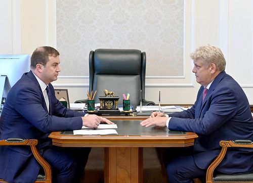 Анатолий Серышев биле Виталий Хоценко Омск облазын хөгжүдер кол төлевилелдерниң боттандырылгазын чугаалашкан