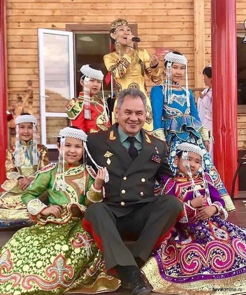 РФ-тиң Камгалал сайыды Сергей Шойгу Тываның чурттакчыларынга Үндезин хоойлу хүнү-биле байыр чедирген.