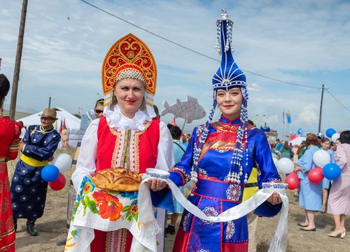 Тыва Республика бурунгаар депшилгелиг чечектелип сайзыраар болзун!