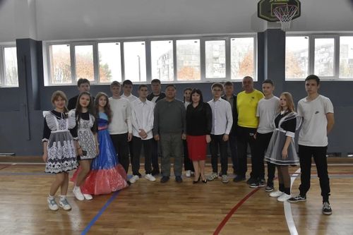 Тыва Свердловск школазының спорт залын чаартырынга дузалашкан