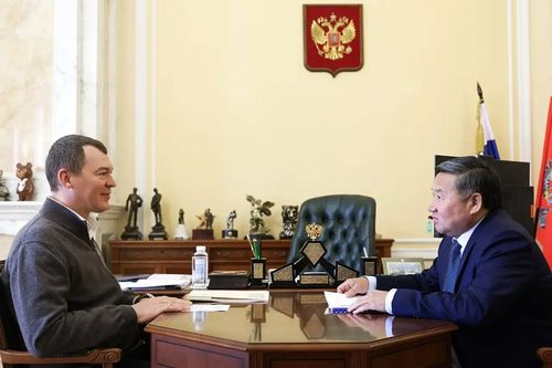 Владислав Ховалыг Тывада спортчу инфраструктура хөгжүлдезин Михаил Дегтярев-биле кады сайгарып чугаалашкан