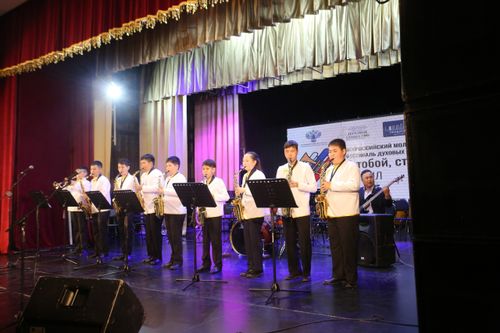 Азия төвүнде фанфарлар