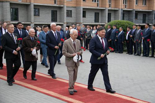 Дириг чечектерни салып, мөгейген