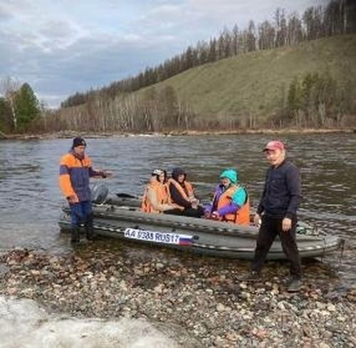 Суг үерлээнинден доозукчуларны шылгалда дужаар пунктуларже вертолет-биле чедирер