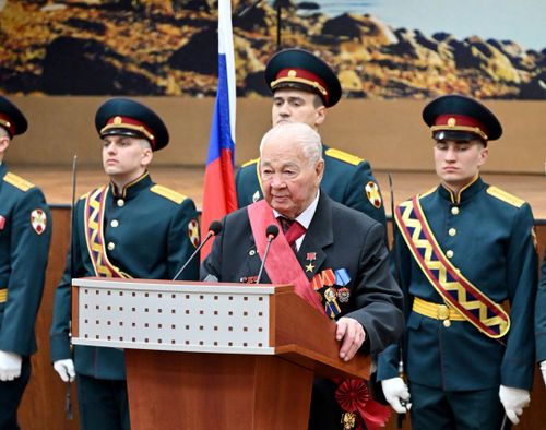 Президентиниң СФО-да бүрүн эргелиг төлээзи Анатолий Серышев РЭА-ның академиги, техниктиг эртемнерниң доктору Геннадий Саковичиниң 95 харлааны-биле бай