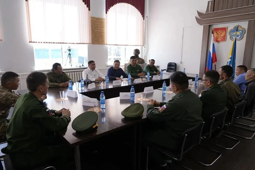 Тываның Баштыңы Чөөн-Хемчик кожуунга сургакчылаашкын үезинде тускай шериг операциязының киржикчилери-биле ужурашкан