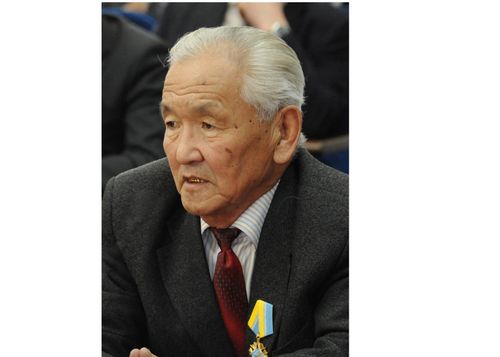 Калин-оол Сереевич Күжүгет чырык өртемчейден чарлып чоруткан.