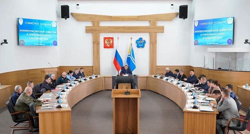 Май байырлалдарында база уругларның чайгы дыштанылга үезинде террорга удур айыыл чок чорукту хандырар хемчеглерни Тываның Чазаанга сайгарып чугаалашка