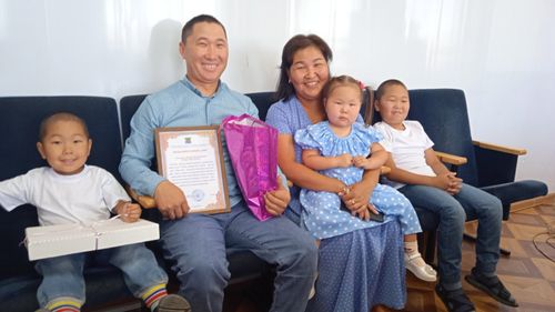 Аныяк өг-бүлелер кичээнгейде. / Чаа-Хөлден медээлер.