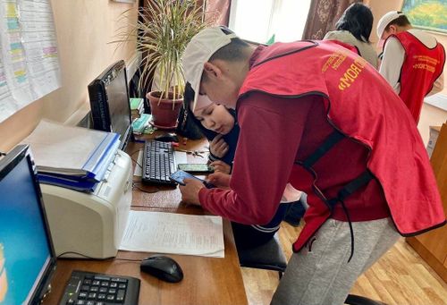 Волонтёр болур күзелдиглерни чалап турар