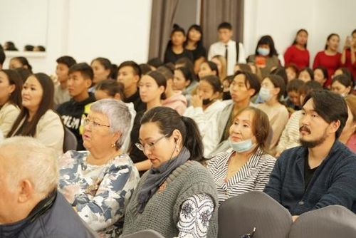 70 ажылдакчы билиин бедиткен