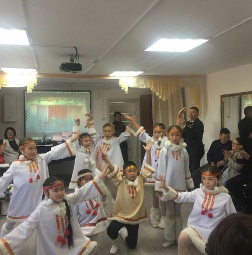 Сукпакта Уругларның уран чүүл школазы септелге соонда эжиин ажыткан.