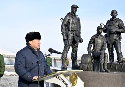 Эне-Сайның эриинде...