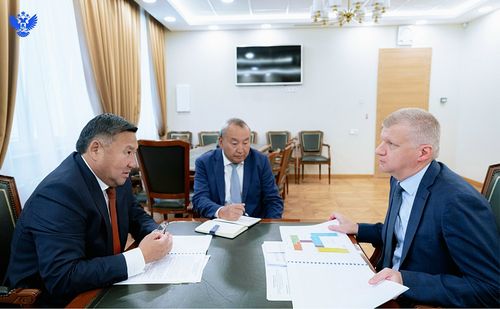 Владислав Ховалыг Россияның чырыдыышкын сайыдының оралакчызы Андрей Николаев-биле Тываның өөредилге инфраструктуразын хөгжүдерин сайгарып чугаалашкан