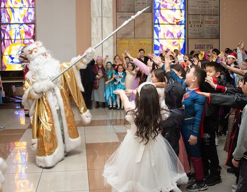 Бүгү Тывадан муң школачы киришкен