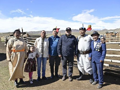 Владислав Ховалыг көдээ ажыл-агый ажылдакчызының хүнү-биле республиканың чурттакчыларынга байырны чедирген