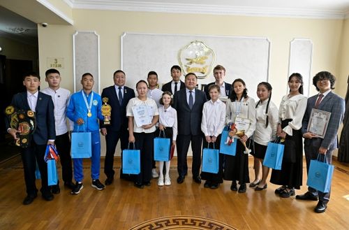 Салым-чаяанныг уруглар-биле ужурашкан
