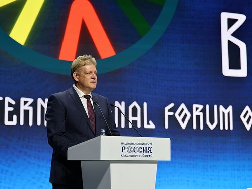 РФ-тиң Президентизиниң Сибирь федералдыг округта бүрүн эргелиг төлээзи Анатолий Серышев Бүгү-делегейниң үндезин чоннар форумунуң пленарлыг хуралынга к