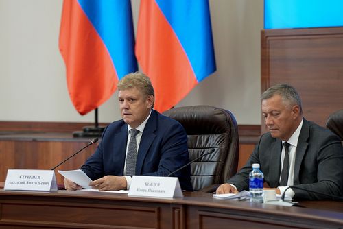 Анатолий Серышев Иркутск облазының 2026-2027 чылдың күскү-кышкы үезинге белеткелиниң талазы-биле хуралды эрттирген